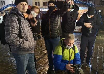 skupina lidí stojících vedle sebe.