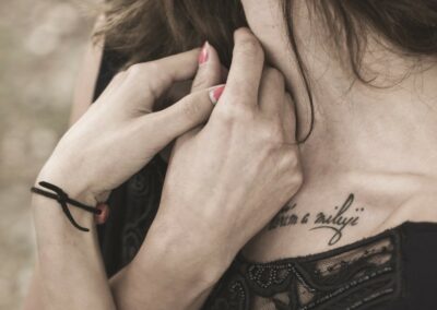 žena s tetováním na hrudi.