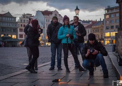 skupina lidí stojících kolem sebe.
