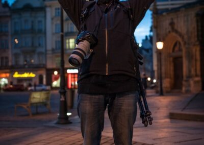 muž stojící na ulici s rukama ve vzduchu.