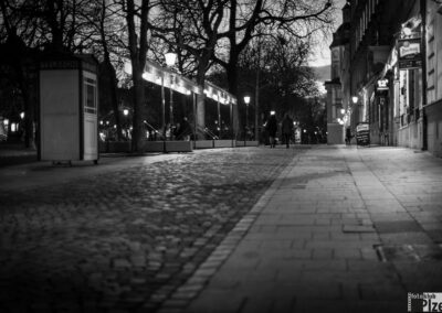 černobílá fotografie ulice v noci.