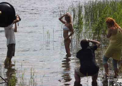 skupina lidí stojících ve vodní ploše.