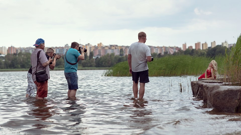 skupina lidí stojících ve vodní ploše.