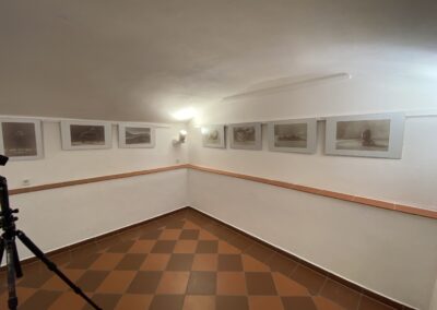 místnost s kostkovanou podlahou a stativem.