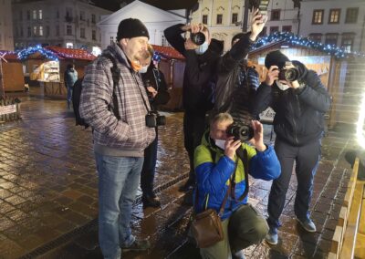 skupina lidí, kteří fotí svými fotoaparáty.
