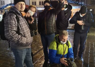 skupina lidí stojících vedle sebe.