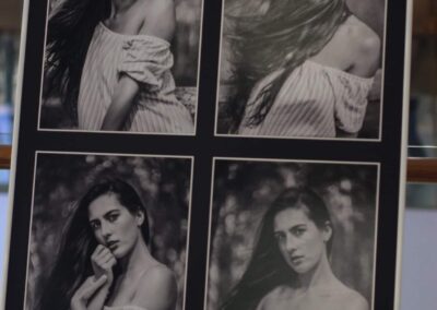 černobílá fotografie ženy ve čtyřech různých pózách.