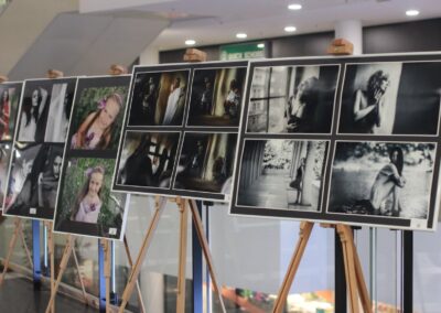 zobrazení černobílých fotografií na stojanech.