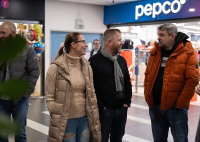 Skupina lidí stojících v nákupním středisku.
