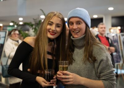 Dvě ženy pózující pro fotografii na akci.