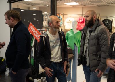 Skupina lidí stojících v obchodě.