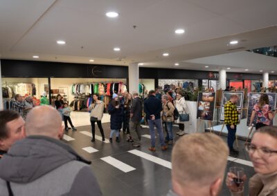 Skupina lidí stojících v obchodě.