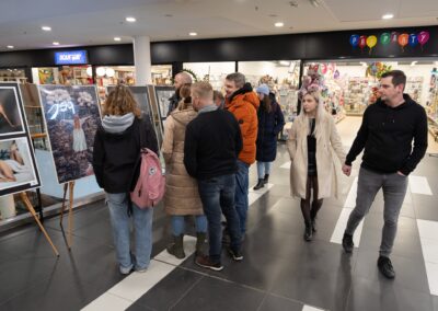 Skupina lidí stojících v nákupním středisku.